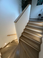 Bukoma schody z vinylu s bilou podstupnici Dub natur light